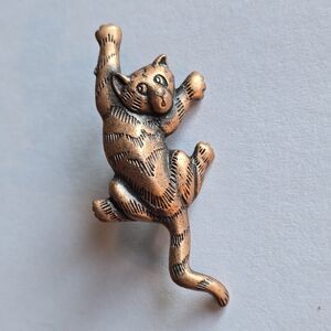 Vintage cat pin copper color brooch JJ  Jonette kitty feline hanging on cling